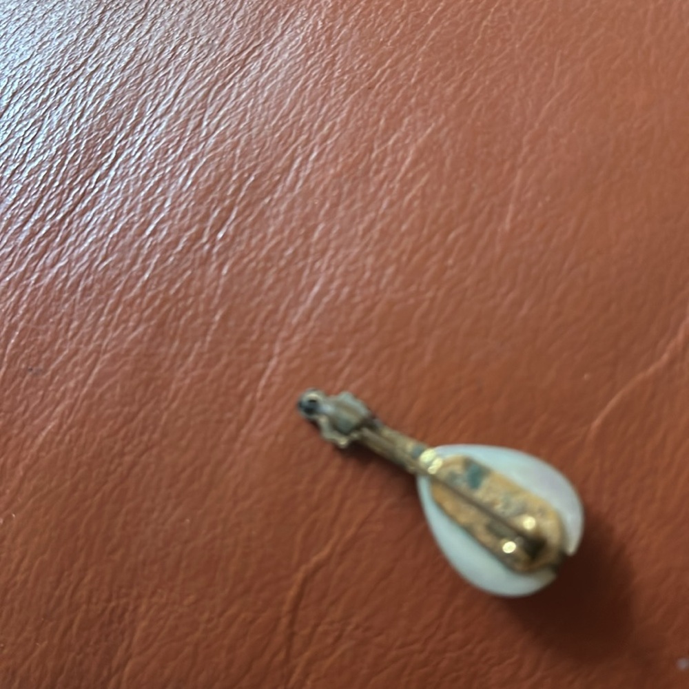 Elegant Gold and Cream Guitar Brooch - Picture 2 of 3